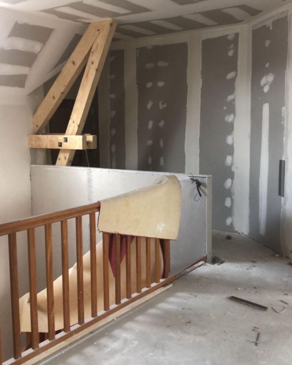  Pose de cloisons en placo sous combles avec structure en bois apparente – Aménagement de combles AK Rénovation dans le Pays de Gex